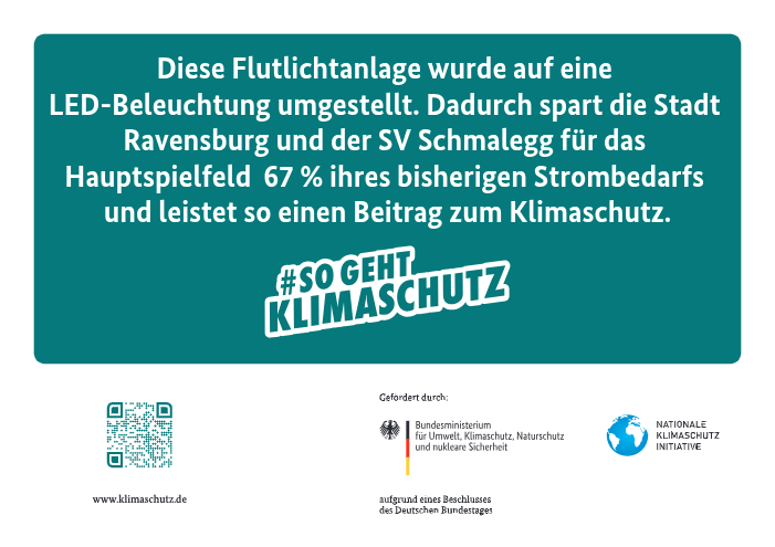 Förderschild: Die Flutlichtanlage des Hauptspielfelds wurde auf LED umgestellt, 67 % weniger Strombedarf. Gefördert durch BMUKN und Nationale Klimaschutzinitiative.