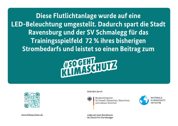 Förderschild: Die Flutlichtanlage des Trainingsspielfelds wurde auf LED umgestellt, 72 % weniger Strombedarf. Gefördert durch BMUKN und Nationale Klimaschutzinitiative.